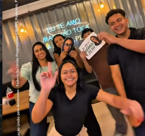 Professora Antônia reunida com jovens apoiadores
